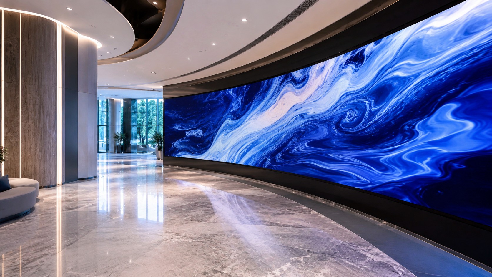 Pantalla LED curva envolvente en lobby contemporáneo